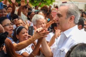 Abinader inaugura hospital en Monseñor Nouel y viviendas en SD Este