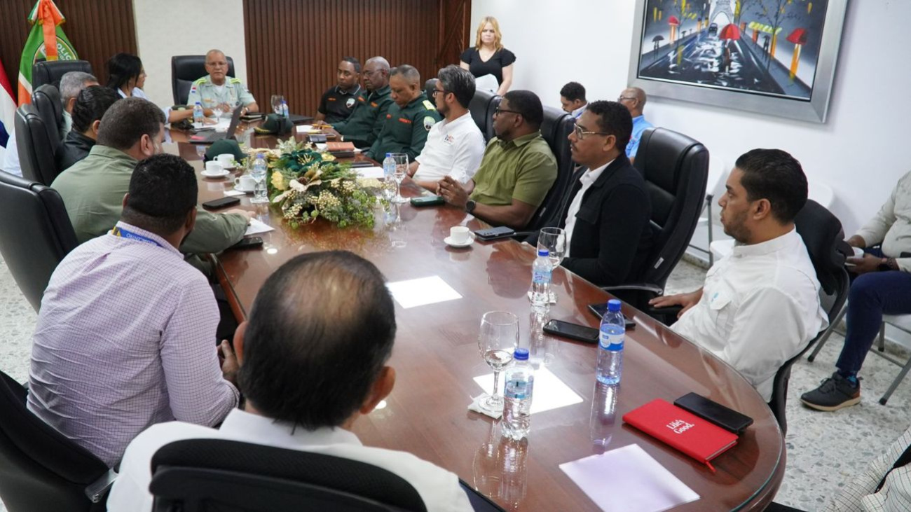 Autoridades refuerzan control de tránsito en plazas por Black Friday