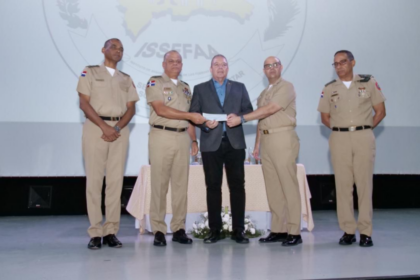 Defensa entrega “Cheque Sueldo por Año” a militares retirados