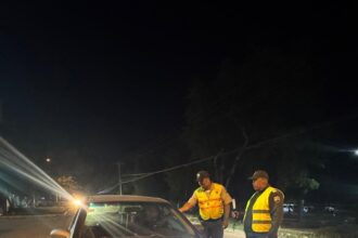 DIGESETT inspecciona luces vehiculares en operativo nocturno en La Romana