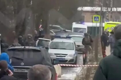 Muere un niño en ataque con arma blanca en escuela de Moscú