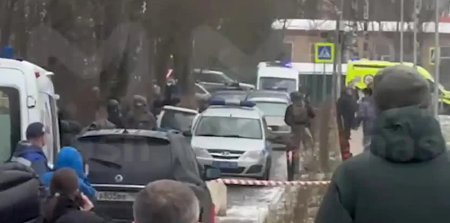 Muere un niño en ataque con arma blanca en escuela de Moscú