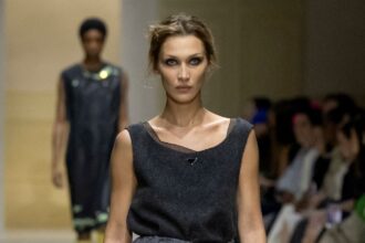 Bella Hadid regresa a Prada en Milan Fashion Week tras cuatro años