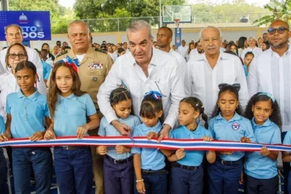 Abinader inaugura cancha techada en escuela de Licey al Medio