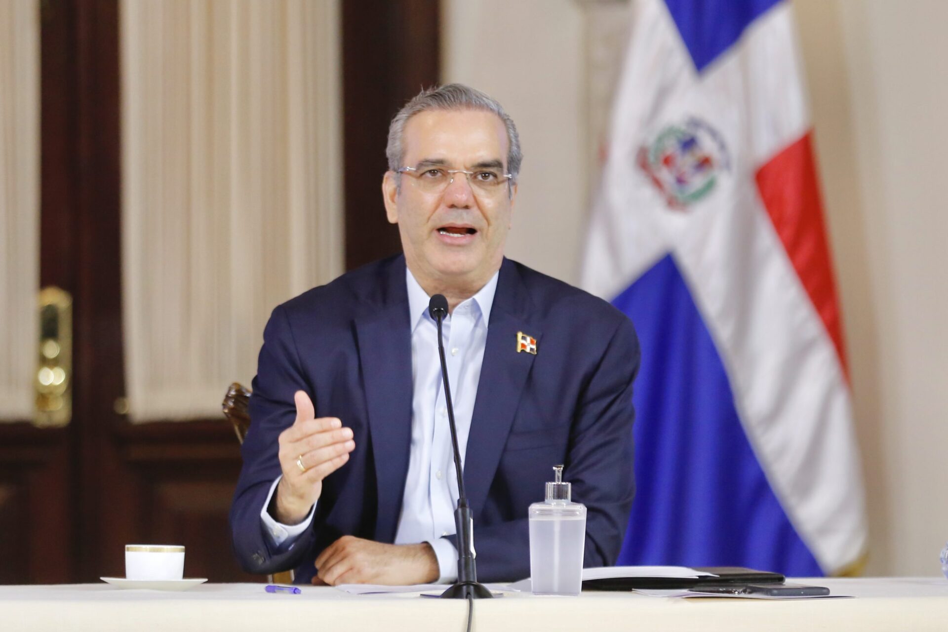 Abinader destituye a 17 vicecónsules dominicanos en el exterior