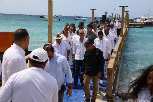 Abinader inaugura muelle turístico y club de playa en Isla Catalina