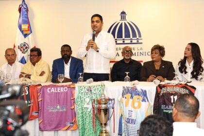 Kelvin Cruz duplica apoyo al Baloncesto Superior de Santo Domingo