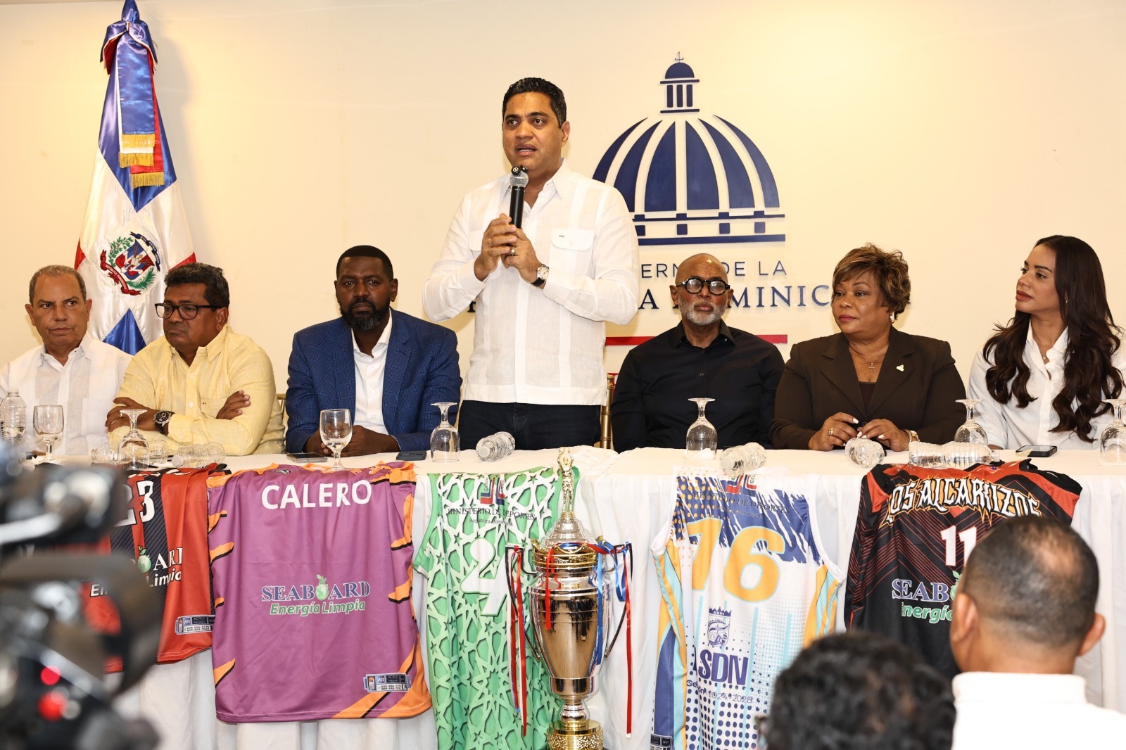 Kelvin Cruz duplica apoyo al Baloncesto Superior de Santo Domingo