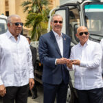 Abinader entrega 25 vehículos al Inespre para distribución alimentaria