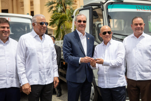 Abinader entrega 25 vehículos al Inespre para distribución alimentaria