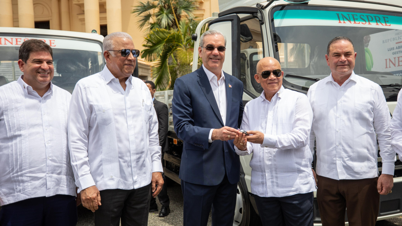 Abinader entrega 25 vehículos al Inespre para distribución alimentaria