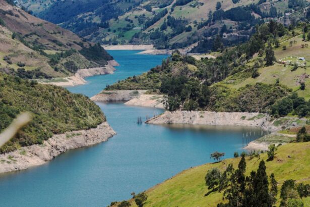 Embalse Mazar baja a niveles críticos y amenaza energía en Ecuador