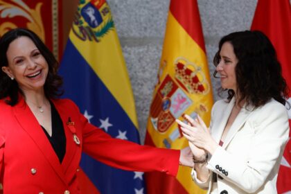 Miles reciben a María Corina Machado en Madrid por la libertad