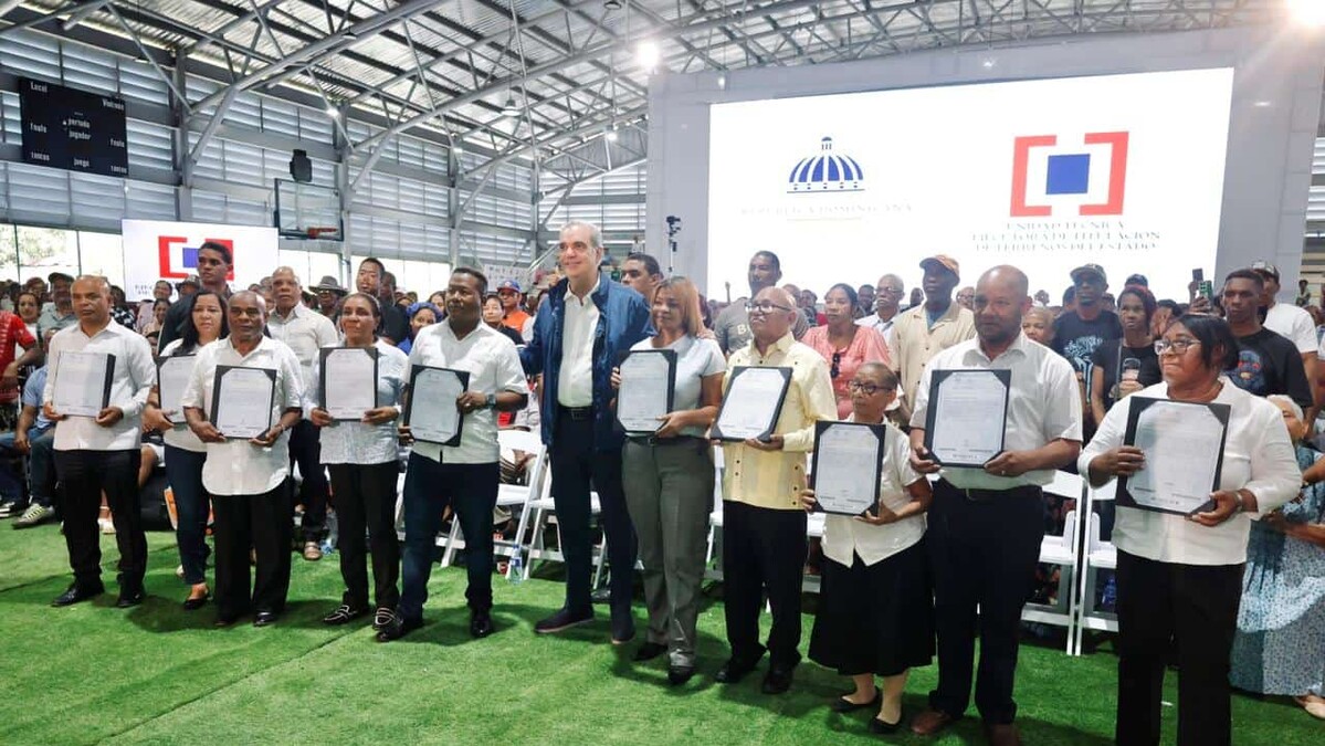 Abinader entrega 2,000 títulos de propiedad en Los Guandules