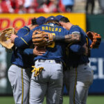 Brewers y Cardinals disputan serie clave en la División Central