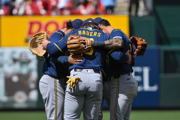 Brewers y Cardinals disputan serie clave en la División Central