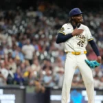Abner Uribe suspendido un juego por gestos en MLB ante Cardinals