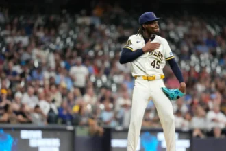 Abner Uribe suspendido un juego por gestos en MLB ante Cardinals
