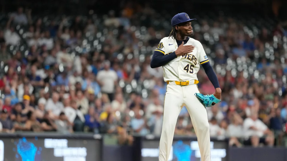 Abner Uribe suspendido un juego por gestos en MLB ante Cardinals