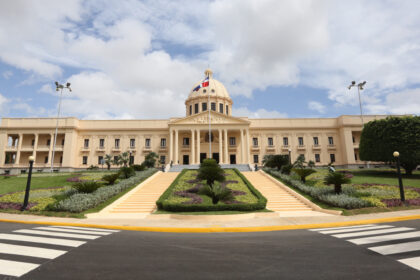 Abinader crea comisión para reforma integral de educación dominicana