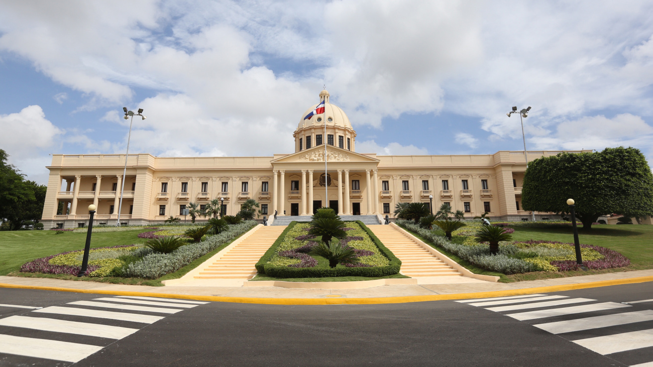 Abinader crea comisión para reforma integral de educación dominicana