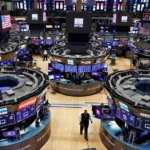 Wall Street abre mixto por tensión EE.UU.-Irán en Ormuz