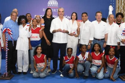 Abinader entrega Club Los Cachorros renovado en Cristo Rey