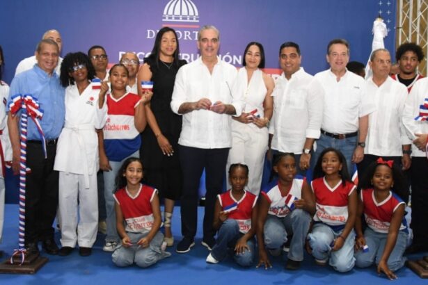 Abinader entrega Club Los Cachorros renovado en Cristo Rey
