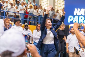 Carolina Mejía oficializa candidatura presidencial para 2028
