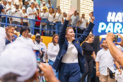 Carolina Mejía oficializa candidatura presidencial para 2028