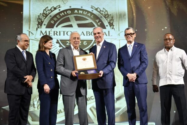 Félix García recibe Premio al Mérito Laboral en República Dominicana