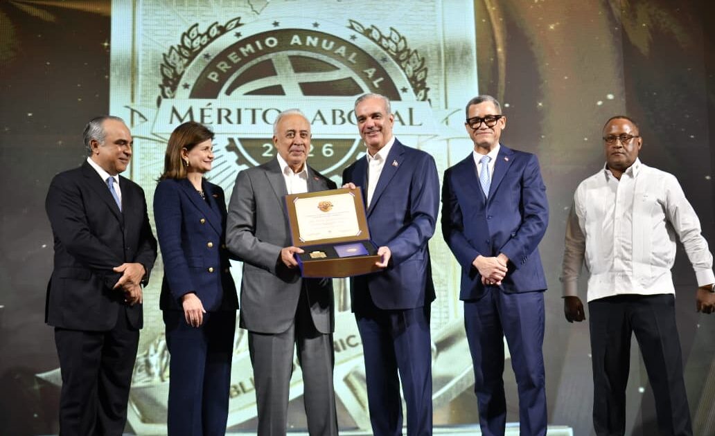 Félix García recibe Premio al Mérito Laboral en República Dominicana