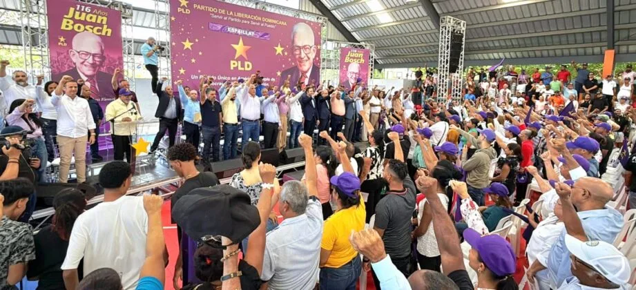 Danilo Medina juramenta a 150 nuevos miembros del PLD en Elías Piña