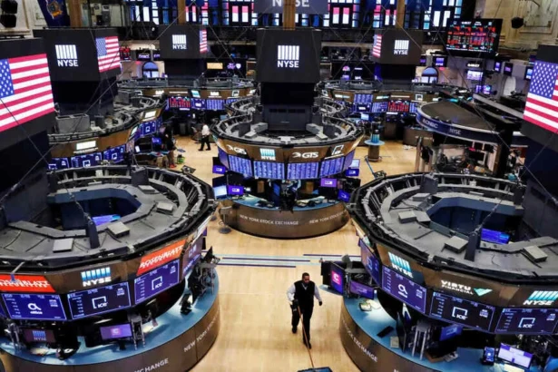 Wall Street abre mixto por tensión EE.UU.-Irán en Ormuz