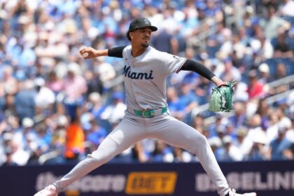 Eury Pérez sale lesionado tras brillar con 9 ponches en Toronto