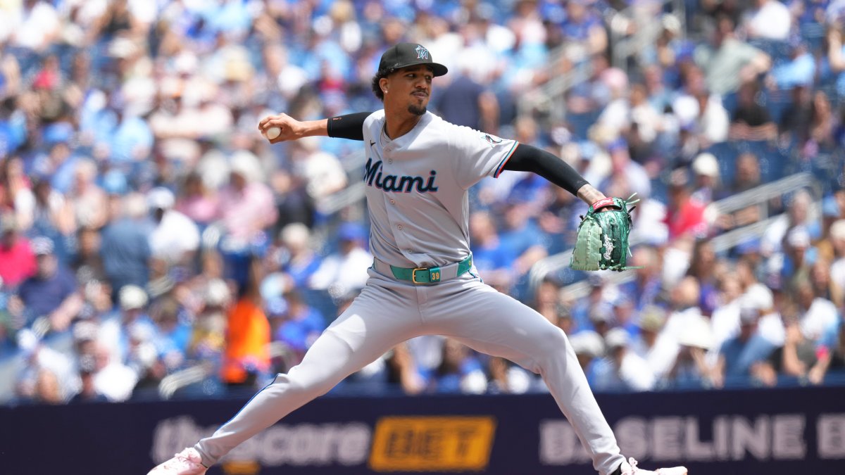 Eury Pérez sale lesionado tras brillar con 9 ponches en Toronto