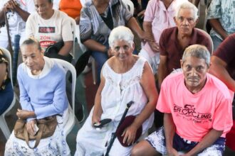 Supérate entrega bonos de emergencia a familias de Villa Montellano