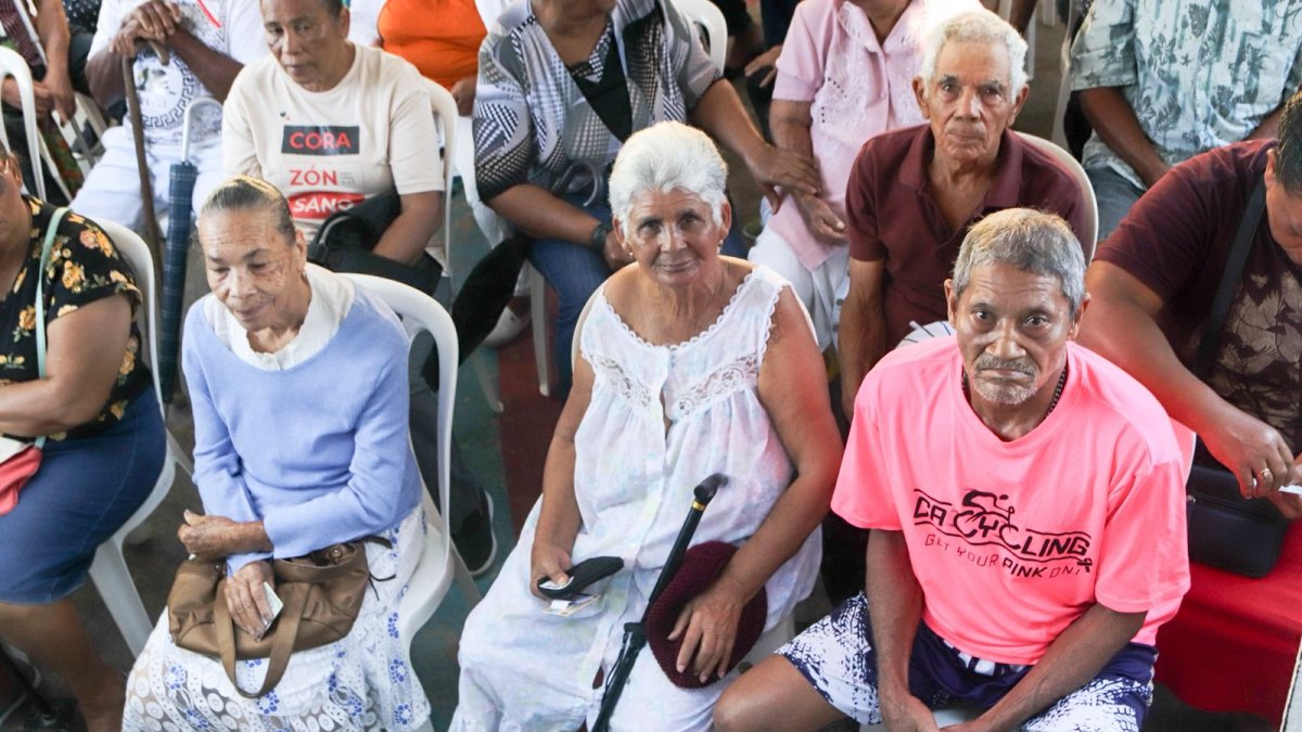 Supérate entrega bonos de emergencia a familias de Villa Montellano