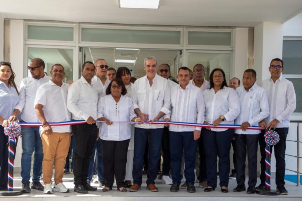 Abinader inaugura ampliación del Hospital Materno Infantil en Barahona