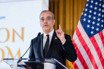 Abinader alerta sobre riesgos de ceder libertades en democracia