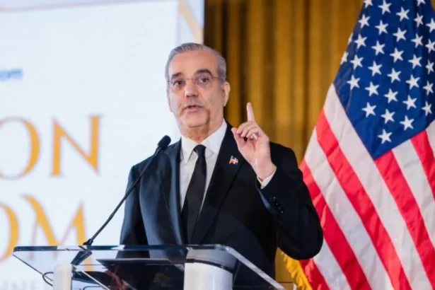 Abinader alerta sobre riesgos de ceder libertades en democracia
