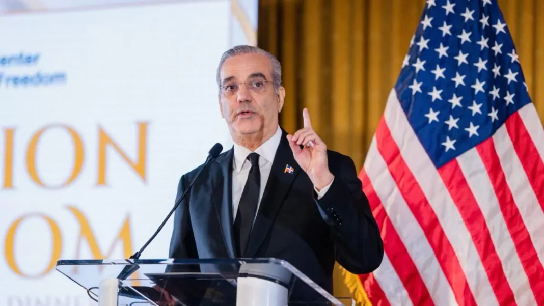 Abinader alerta sobre riesgos de ceder libertades en democracia