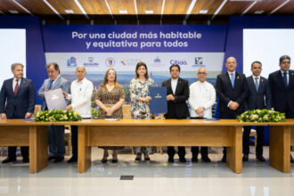 Raquel Peña firma pacto de desarrollo urbano sostenible en Santiago