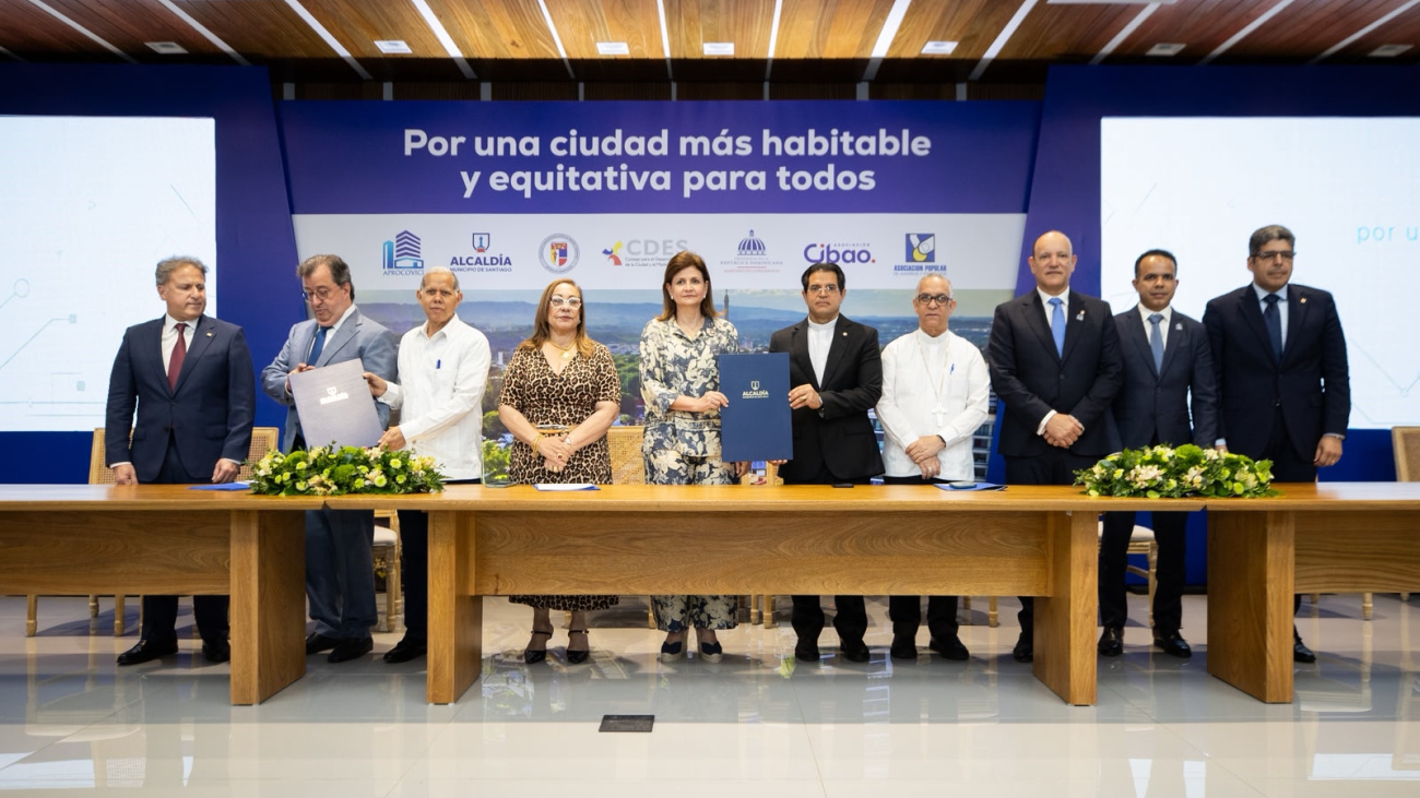 Raquel Peña firma pacto de desarrollo urbano sostenible en Santiago