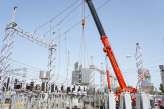 Edesur instala transformador para mejorar red eléctrica en Azua
