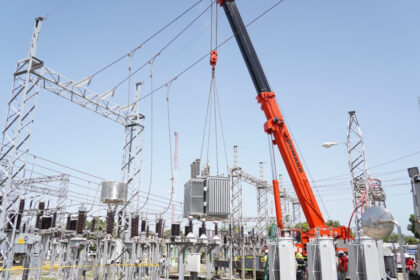 Edesur instala transformador para mejorar red eléctrica en Azua