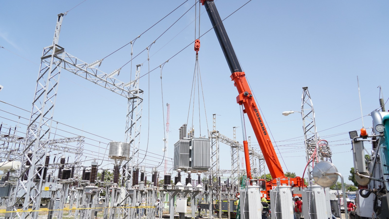 Edesur instala transformador para mejorar red eléctrica en Azua
