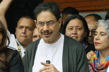 Iván Cepeda pasa a segunda vuelta presidencial en Colombia