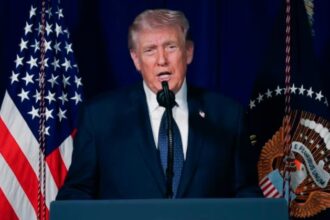 Trump amenaza con arancel del 100% al vino francés por impuesto digital