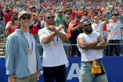 Peloteros dominicanos disfrutan la Copa Mundial de Fútbol 2026